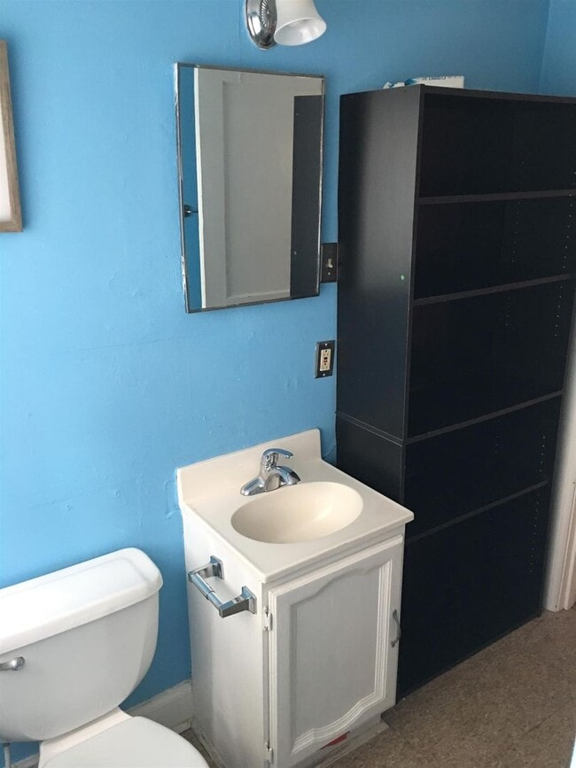 Building Photo - Adorable apt for rent in charming home!