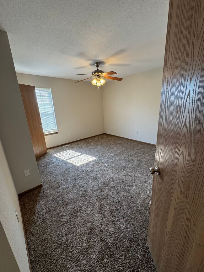 Building Photo - 5009-5011 Alpine Ridge Dr.