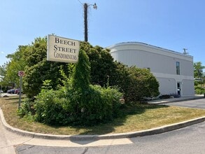 Building Photo - Beech St. Apartment