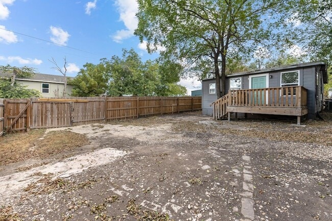 Building Photo - 204 Lessin Ln