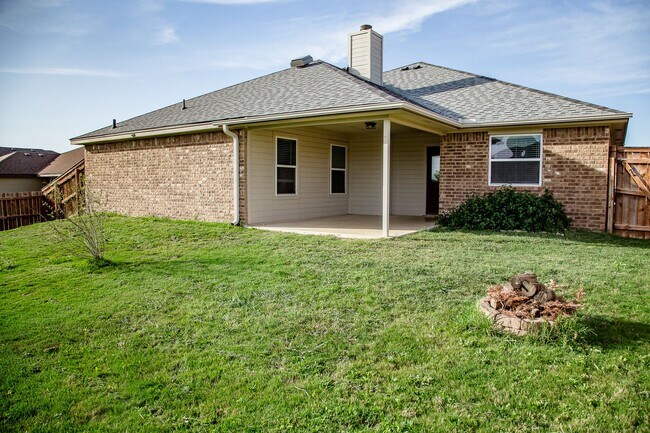 Building Photo - For Lease – $2,100/month | $2,250 Security...
