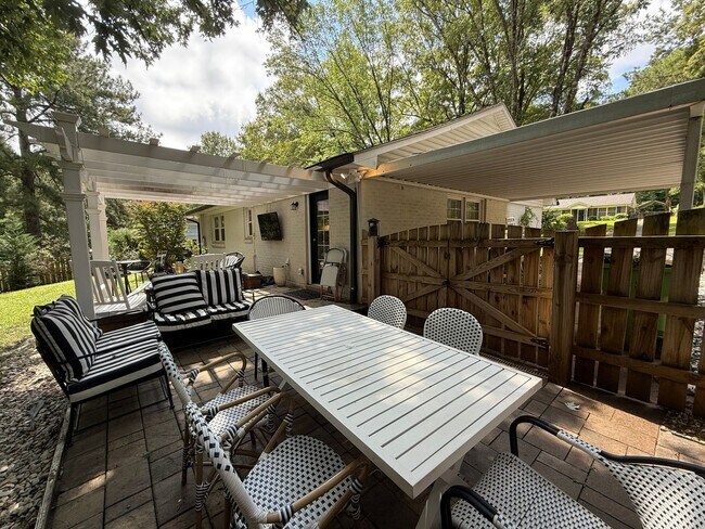 Building Photo - Stunning 3BD, 2BA Raleigh Home with a Fenc...