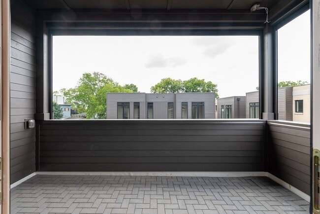 Building Photo - Stunning End Unit Townhome in Salemtown