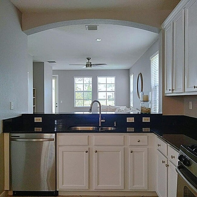 Building Photo - 647 Castle Dr
