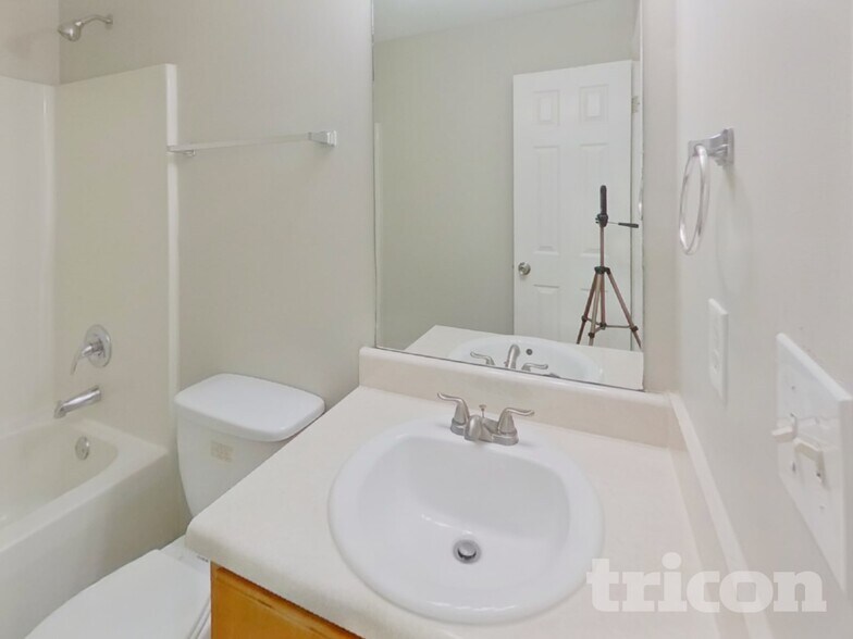 Building Photo - 464 Berkshire Pl