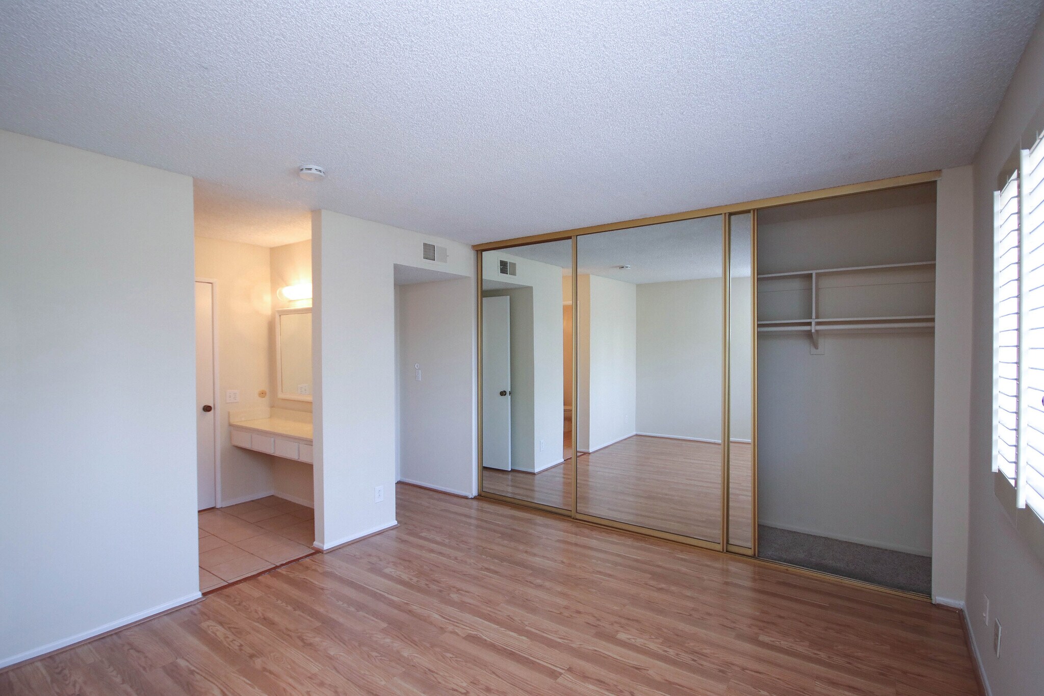 Building Photo - 542 N Orange Grove Blvd