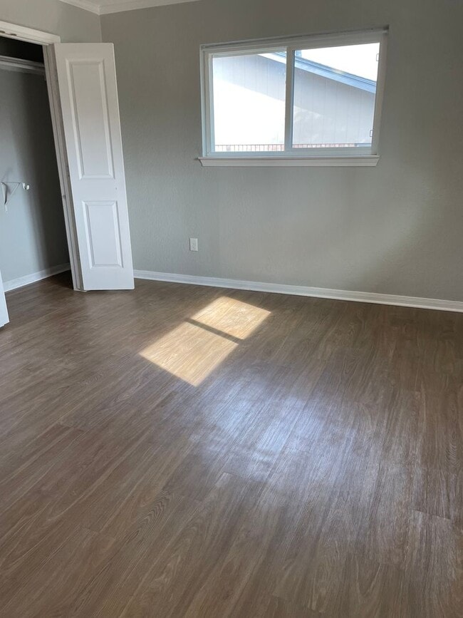 Building Photo - Available Now! Updated and Upgraded 3 Bed/2 Bath_Lawn Care Included