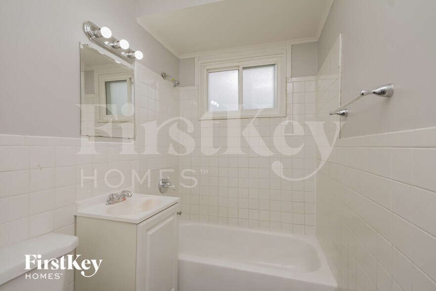 Building Photo - 14525 Dobson Ave