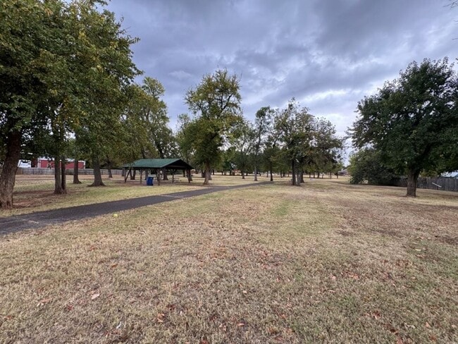 Building Photo - 2 bed duplex in Mustang, fenced yard, laun...