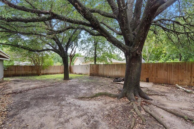 Building Photo - 701 Riverwood Dr