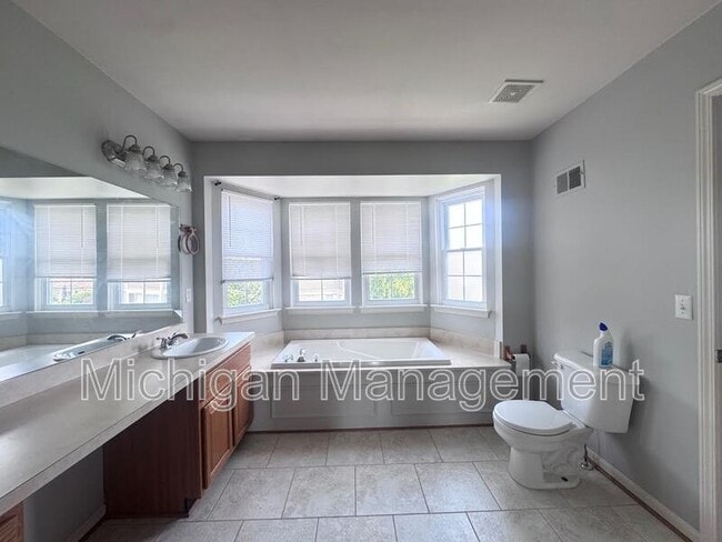 Building Photo - 4351 Hunters Cir W