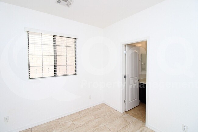 Building Photo - 730 N Robins Way