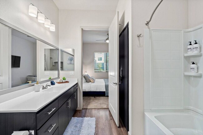 Building Photo - 711 W Broadway Rd