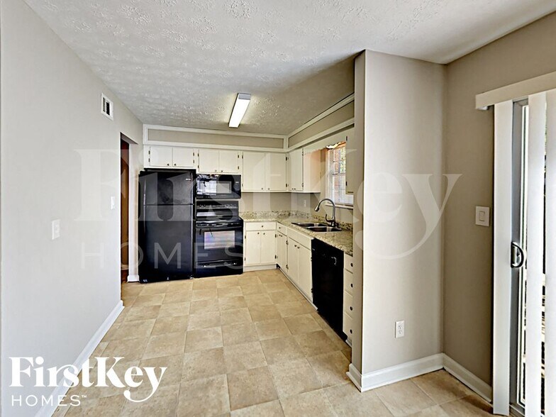 Building Photo - 2600 Stratford Ln