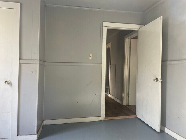Building Photo - Cute 2 Bedroom House