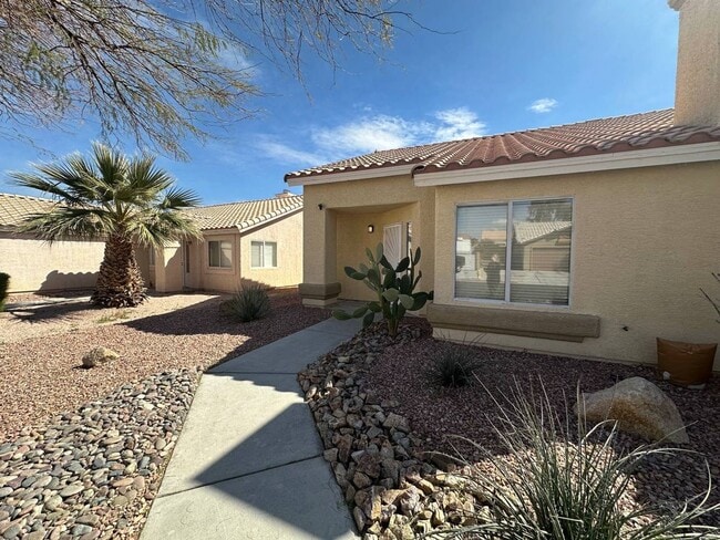 Building Photo - 3 BEDROOM SINGLE STORY HOME WITH ABOVE GROUND SPA!