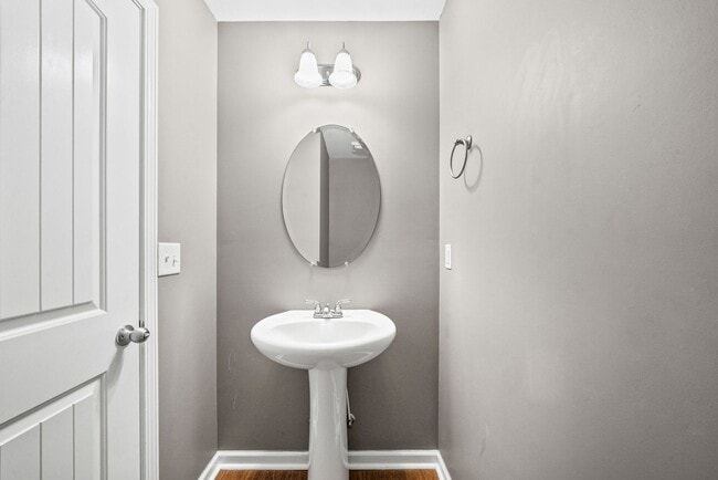 Building Photo - 2 Bedroom Pet Friendly Condo For Rent Near Beachaven Vineyard!