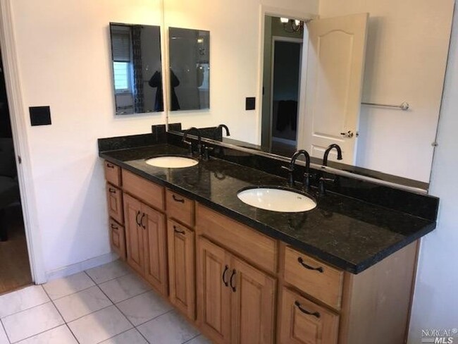 Building Photo - Gorgeous 3 bedroom 2.5 bath 2 story Townho...