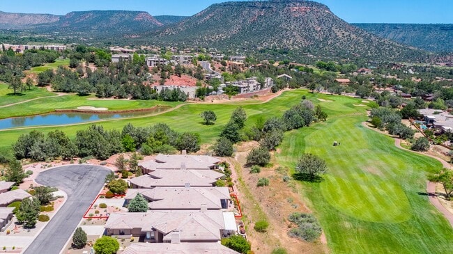 Building Photo - Open, light and bright, quiet Sedona Golf ...