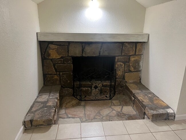 Building Photo - All Bills Paid/ Fully Furnished