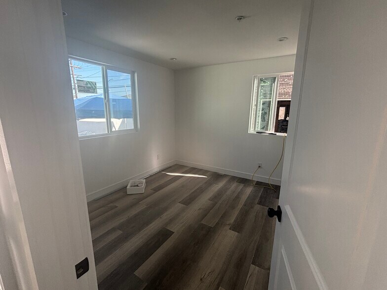 Building Photo - 3006 S Palm Grove Ave