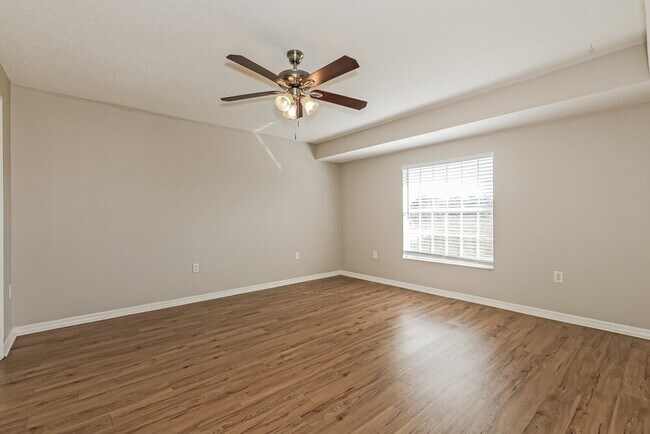 Building Photo - 38926 Carr Dr