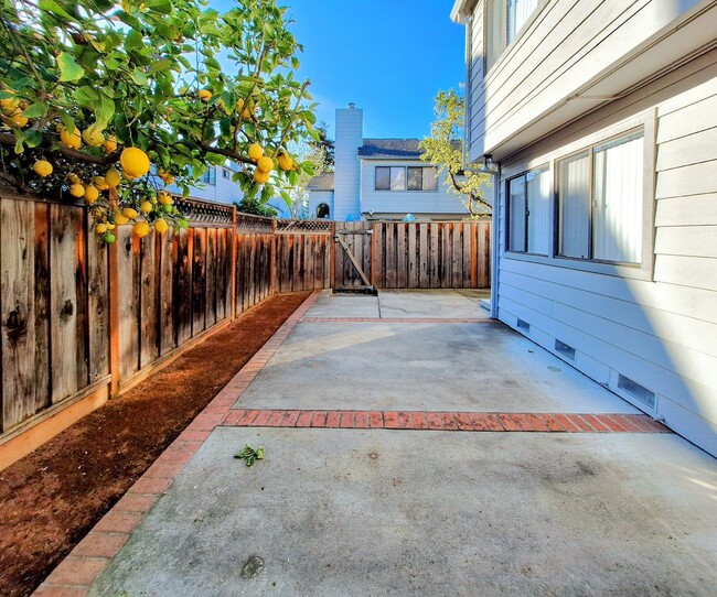 Building Photo - Beautiful 2bd Townhouse With Attached Garage, Private Patio, Pool/Hot Tub, & Clubhouse!