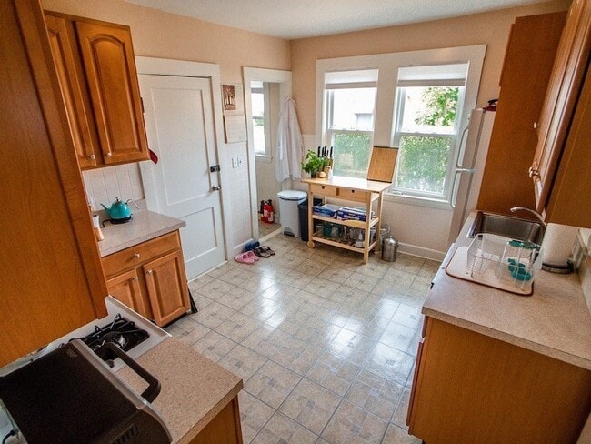 Building Photo - 21 Bradwood St