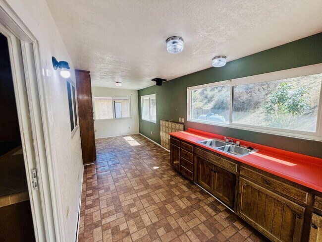 Building Photo - House on 5 acres in the serene mountains o...