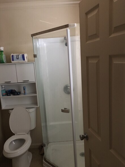 Bath 2 - 2935 Johnson Ave