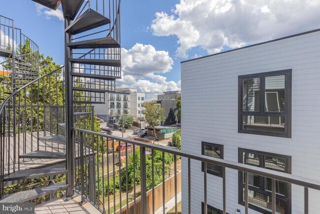 Building Photo - 722 Kenyon St NW