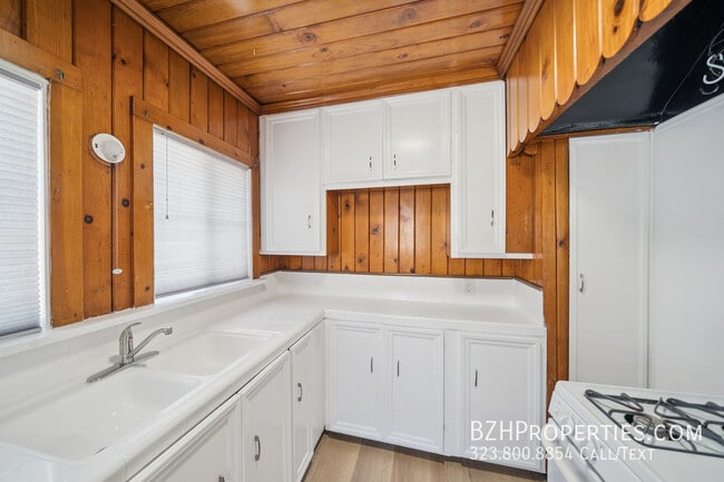 Building Photo - 503 Burchett St