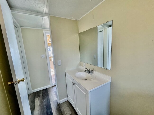 Building Photo - Recently Renovated 2 Bedroom / 2 bathroom ...