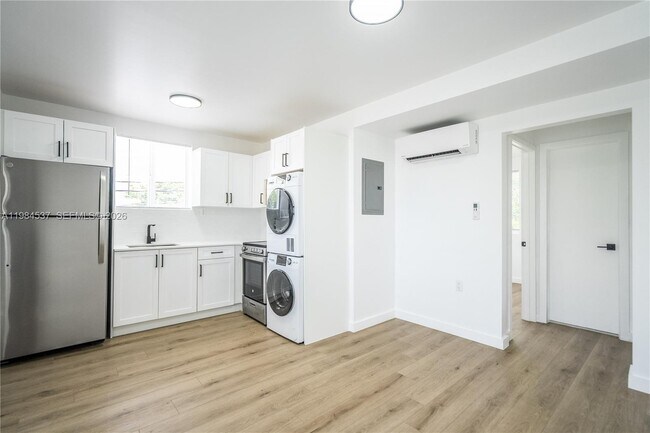 Building Photo - 1955 NW 2nd Ct