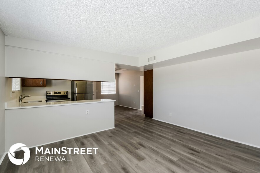 Building Photo - 9722 E Golf Links Rd