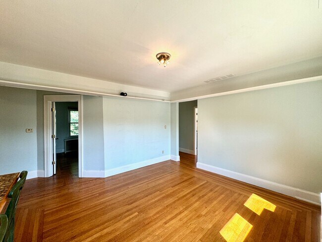 Building Photo - 505-507 W McMillan