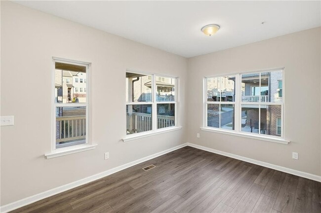 Building Photo - 318 Commons Ave