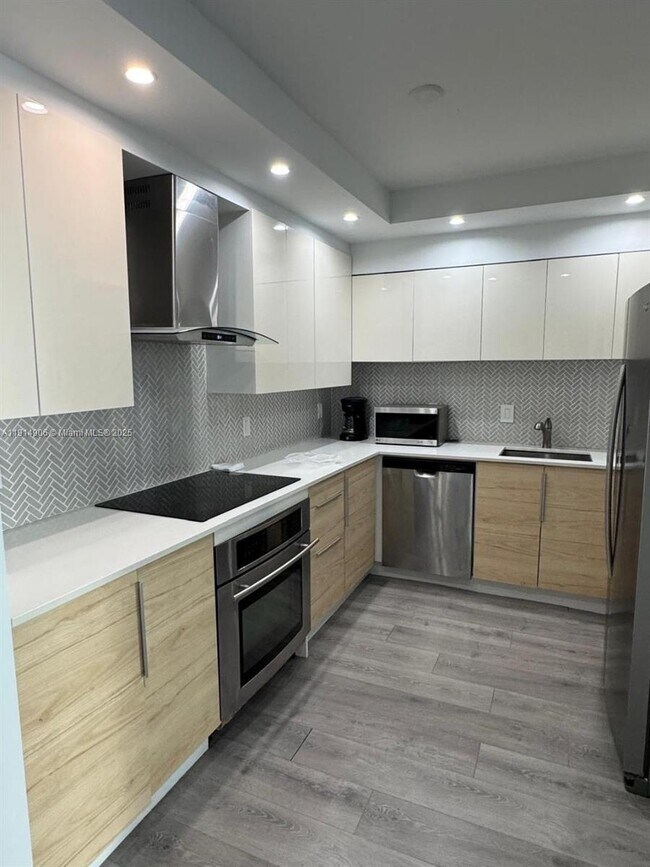 Building Photo - 5600 Collins Ave