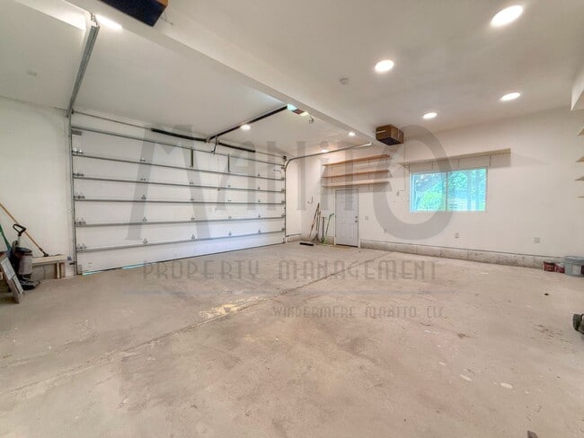 Building Photo - Spacious Dwight Merkel Home