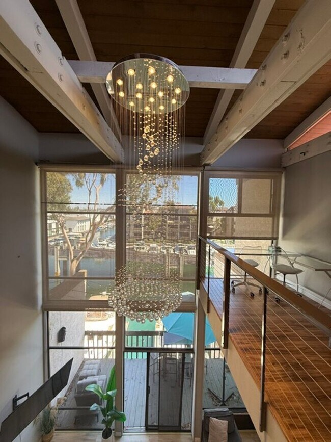 Building Photo - 7334 Marina Pacifica Dr N