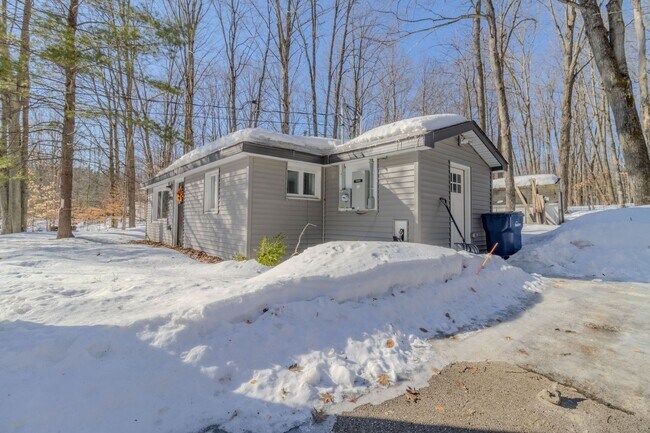 Building Photo - Quiet Cottage in the Trees
