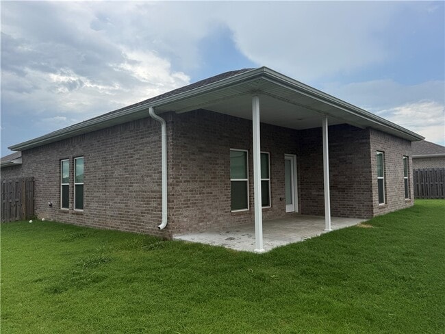 Building Photo - 300 Oak Ave