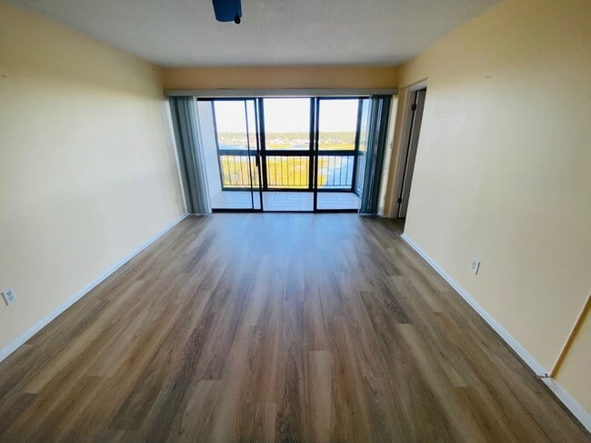 Building Photo - 117 Country Club Dr