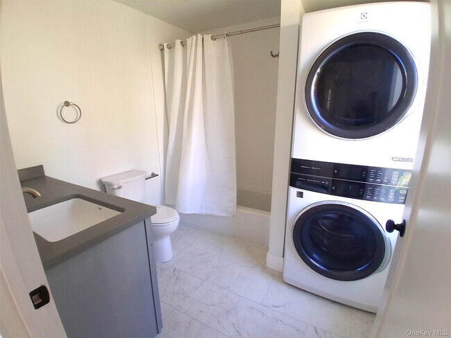 Building Photo - 11 Cedar St