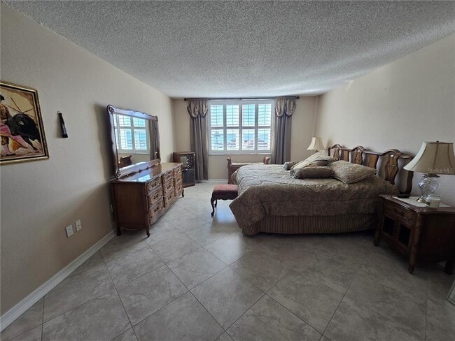 Building Photo - 634 Edgewater Dr