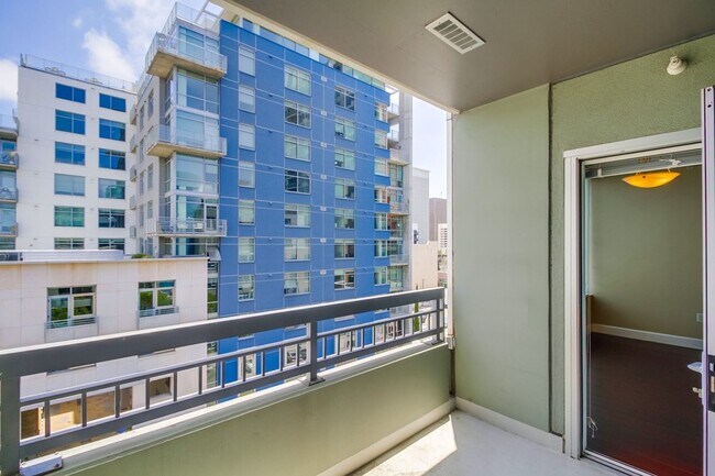 Building Photo - Modern 2 bed / 2 bath Condo in Little Ital...