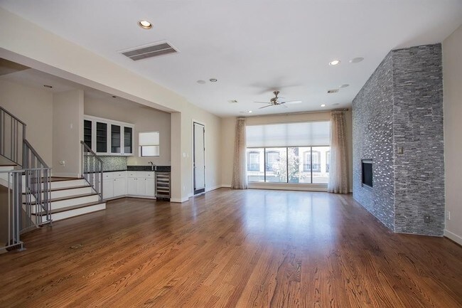 Building Photo - Contemporary townhome, rooftop terrace awa...