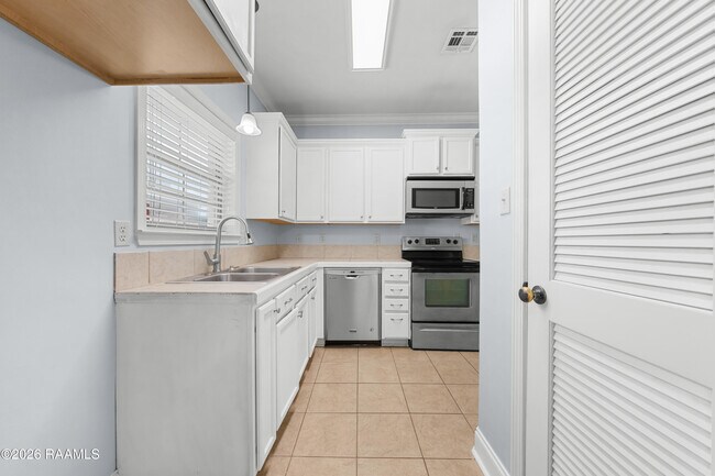 Building Photo - 128 Bottle Brush Ln