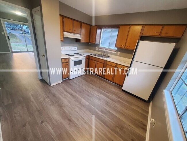 Building Photo - Very Nice Overland Park Duplex-Available in APRIL!!