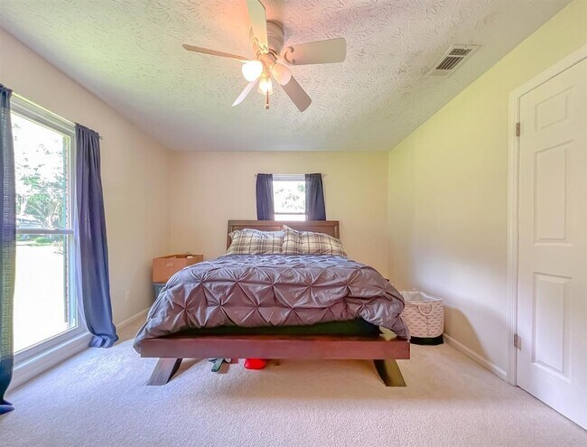 Building Photo - 1924 Harriet Dr